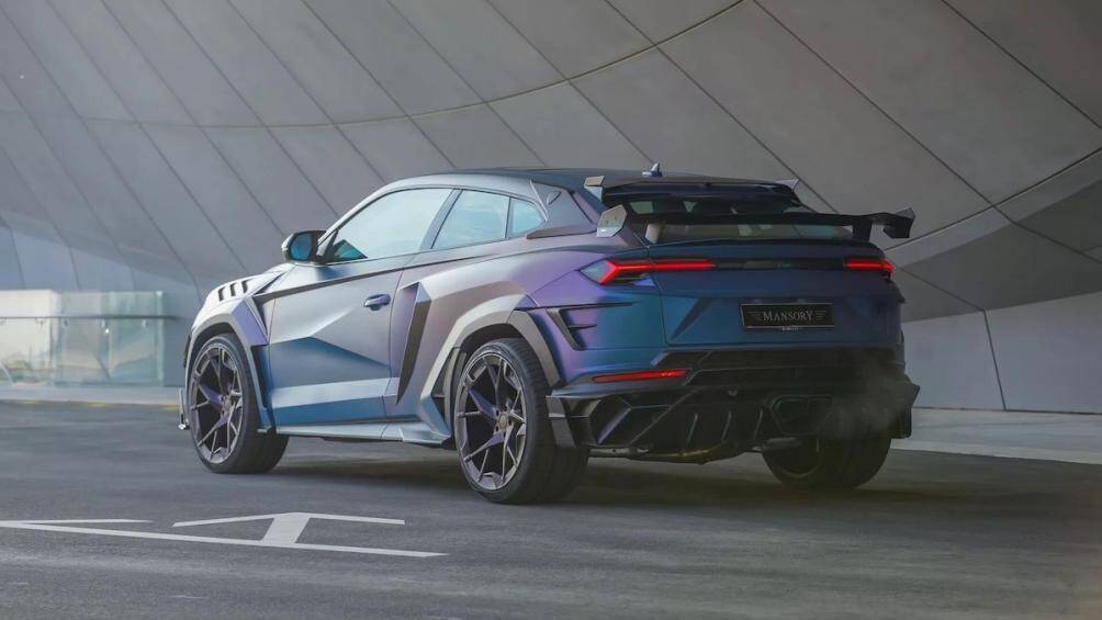 Chiếc Urus được Mansory độ lại hoàn toàn không có cửa sau và thay vào đó là hai khe hút gió cỡ lớn đặt ở hai bên cùng với cánh gió khá lớn