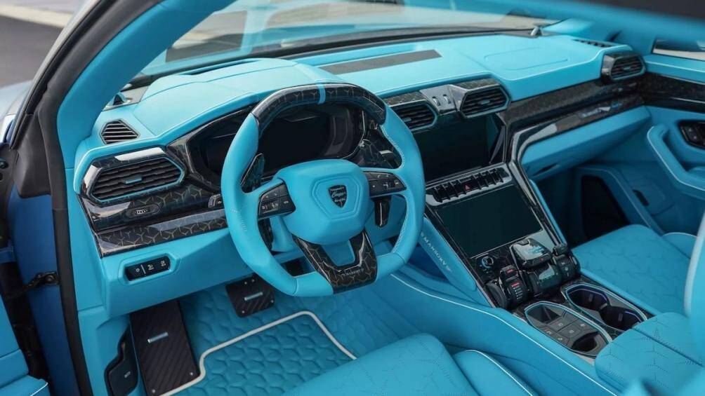 Bên trong khoang nội thất của xe vẫn nguyên bản nhưng thay đổi chất liệu nội thất và độ hoàn thiện