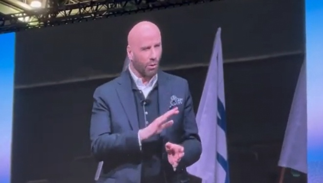 Nhiều tên tuổi từng gắn bó với 747 đã có các bài phát biểu cảm động về dòng máy bay này, như giám đốc điều hành hàng đầu của Lufthansa Airlines, nhà sản xuất động cơ Pratt & Whitney và nam diễn viên John Travolta - người đã có giấy chứng nhận là phi công lái máy bay 747 khi làm Đại sứ cho hãng Qantas Airlines.
Ông John Travolta đánh giá chương trình học lái máy bay 747 là chương trình khó nhất mà phi công lái máy bay thương mại phải trải qua và ca ngợi đây là dòng máy bay an toàn và được yêu mến nhất.