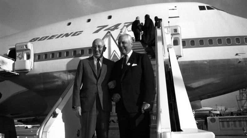 Trong thập niên 60 của thế kỷ trước - thời kỳ ngành hàng không bắt đầu khởi sắc và các sân bay bận rộn hơn, với sự hối thúc của hãng Pan American Airways, Boeing bắt đầu lên kế hoạch sản xuất một máy bay phản lực có thể chở hành khách với quy mô lớn hơn.
Ông William Allen - Chủ tịch Boeing lúc bấy giờ - đã giao nhiệm vụ này cho kỹ sư Joe Sutter vào tháng 8/1965.
Đội ngũ của ông Sutter chỉ mất 28 tháng để hoàn tất việc thiết kế và chế tạo mẫu máy bay 747 tại nhà máy ở bang Washington của Mỹ, nhanh đến mức họ được gọi là "The Incredibles" - Những siêu nhân.