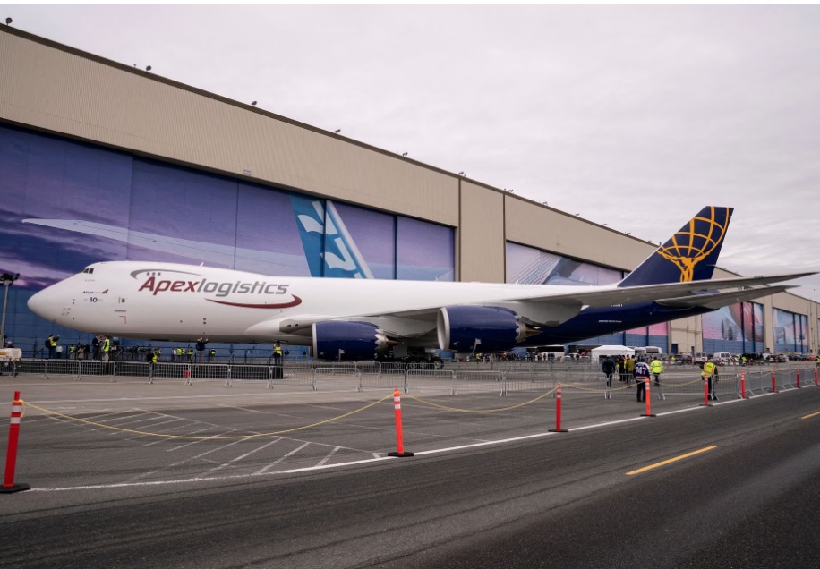 Đây là chiếc máy bay 747 thứ 1.574 và cũng là chiếc cuối cùng của dòng máy bay được mệnh danh là "Nữ hoàng Bầu trời" này, vốn được Boeing cho ra mắt lần đầu tiên cách đây hơn 50 năm, làm nên cuộc cách mạng trong ngành hàng không.