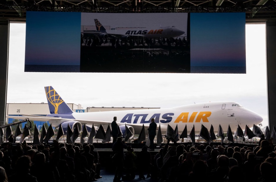 Do đó, lễ bàn giao này được tổ chức rất đặc biệt khi hàng nghìn nhân viên đã và đang làm việc cho Boeing, nhiều nhân vật nổi tiếng như diễn viên John Travolta và những nhân vật quan trọng trong ngành hàng không đã tập trung tại nhà máy lắp ráp của Boeing ở Everett, thuộc bang Washington để chia tay chiếc máy bay phản lực khổng lồ.