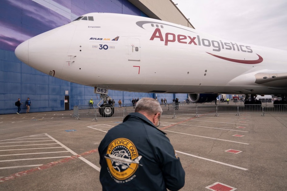 Tại lễ bàn giao, một lần nữa nguồn gốc ra đời và quá trình phát triển kéo dài hàng chục năm của Boeing 747 được làm sống lại qua những đoạn video đầy xúc động.