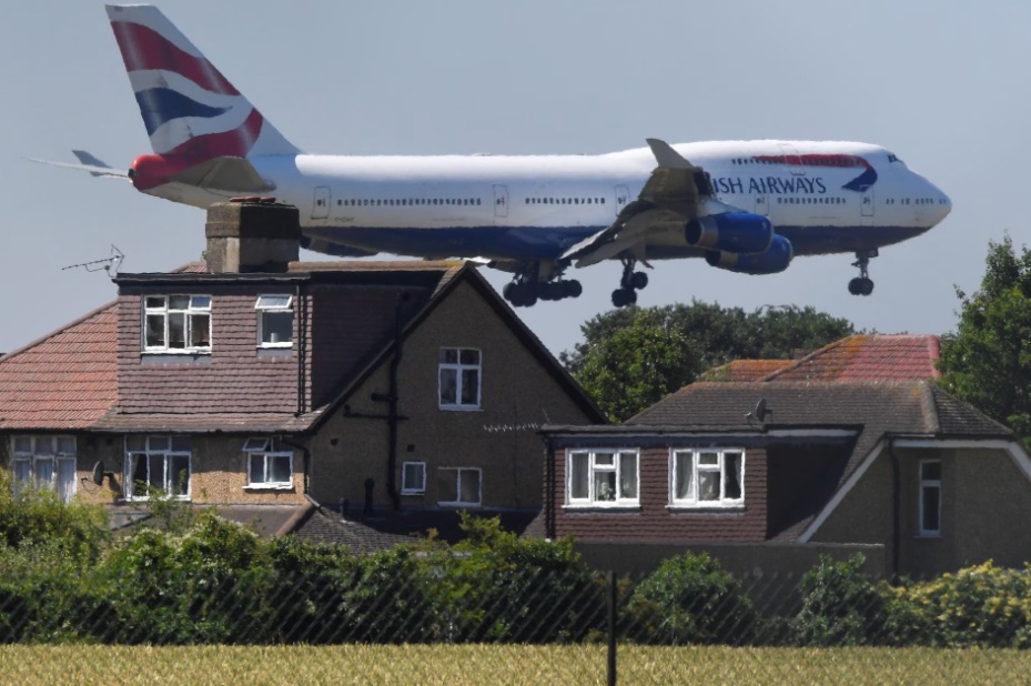 Tháng 7/2020, Boeing chính thức thông báo kế hoạch ngừng sản xuất máy bay 747. Nếu như trong năm 1990 – thời kỳ hoàng kim của Boeing 747, Boeing giao tới 70 chiếc thì nay, trong năm 2022, hãng chỉ giao khoảng 5 chiếc 747 để hoàn thành nốt các đơn dang dở. Trong ảnh là máy bay Boeing 747 của hãng hàng không British Airways chuẩn bị hạ cánh tại sân bay Heathrow, London.