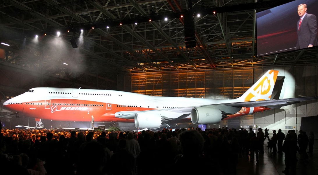 Tuy nhiên, sau 5 thập niên, với sự phát triển của các máy bay thân rộng hai động cơ, tiết kiệm nhiên liệu hơn, nhu cầu đối với 747 giảm dần.
Các hãng hàng không thương mại ở Mỹ đã ngừng khai thác dòng máy bay 747 kể từ năm 2017.