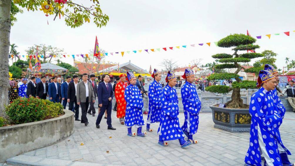 Hội thi diễn ra trong 3 ngày, thu hút 64 đô vật đến từ 13 đoàn tại các tỉnh thành tham gia đấu vật dân tộc ở 8 hạng cân tại Từ đường họ Mạc Cổ Trai (Kiến Thụy, Hải Phòng). Ảnh: Đoàn tế lễ, các đại biểu cùng đại diện các vận động viên tiến ra sới vật.