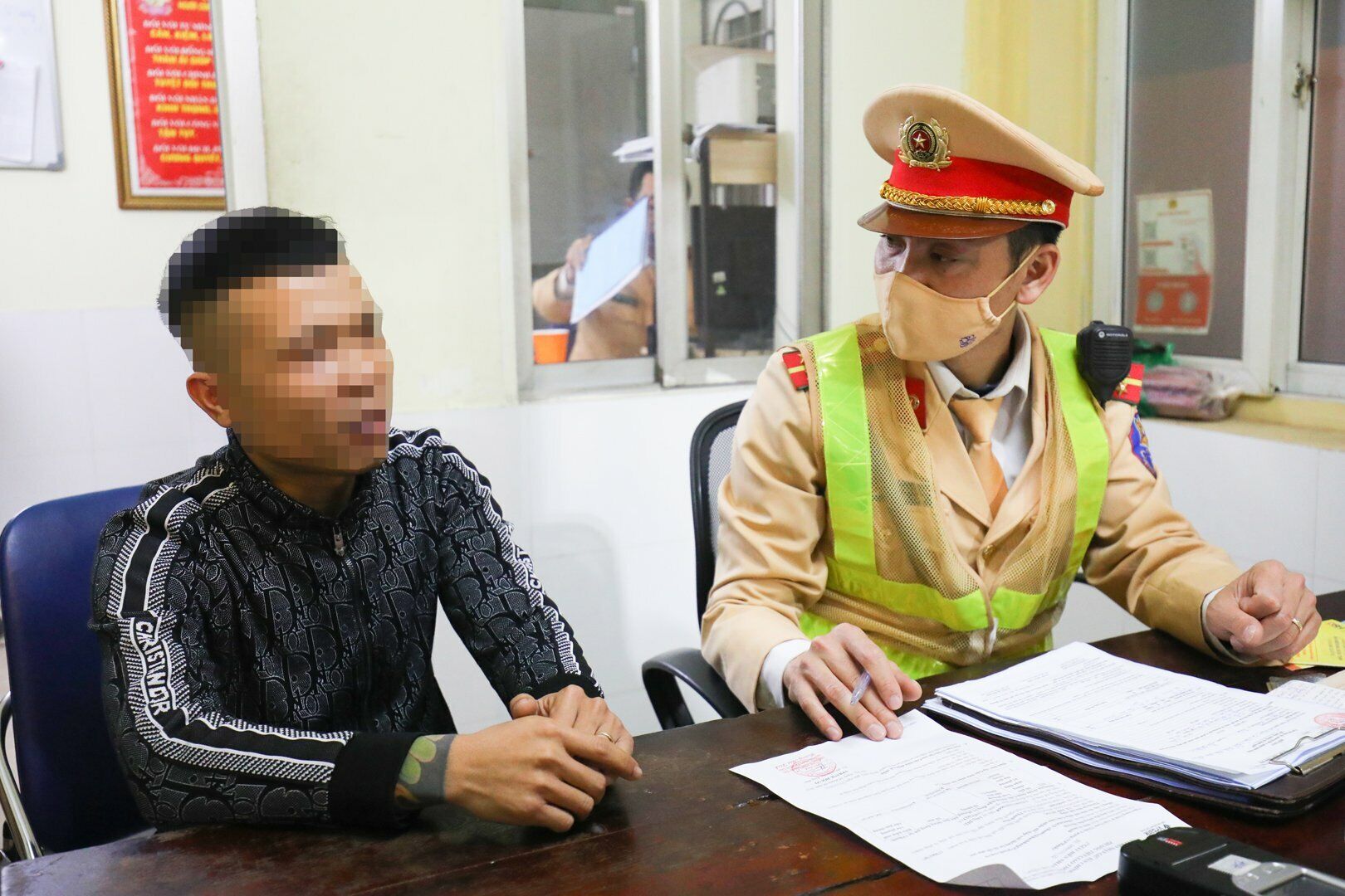Khi được mời vào trụ sở làm việc thì lái xe này vẫn tỏ thái độ không hợp tác, sau đó ra ngoài điện thoại, rồi quay lại đe dọa "nếu các anh xử lý thì em sẽ tự tử".