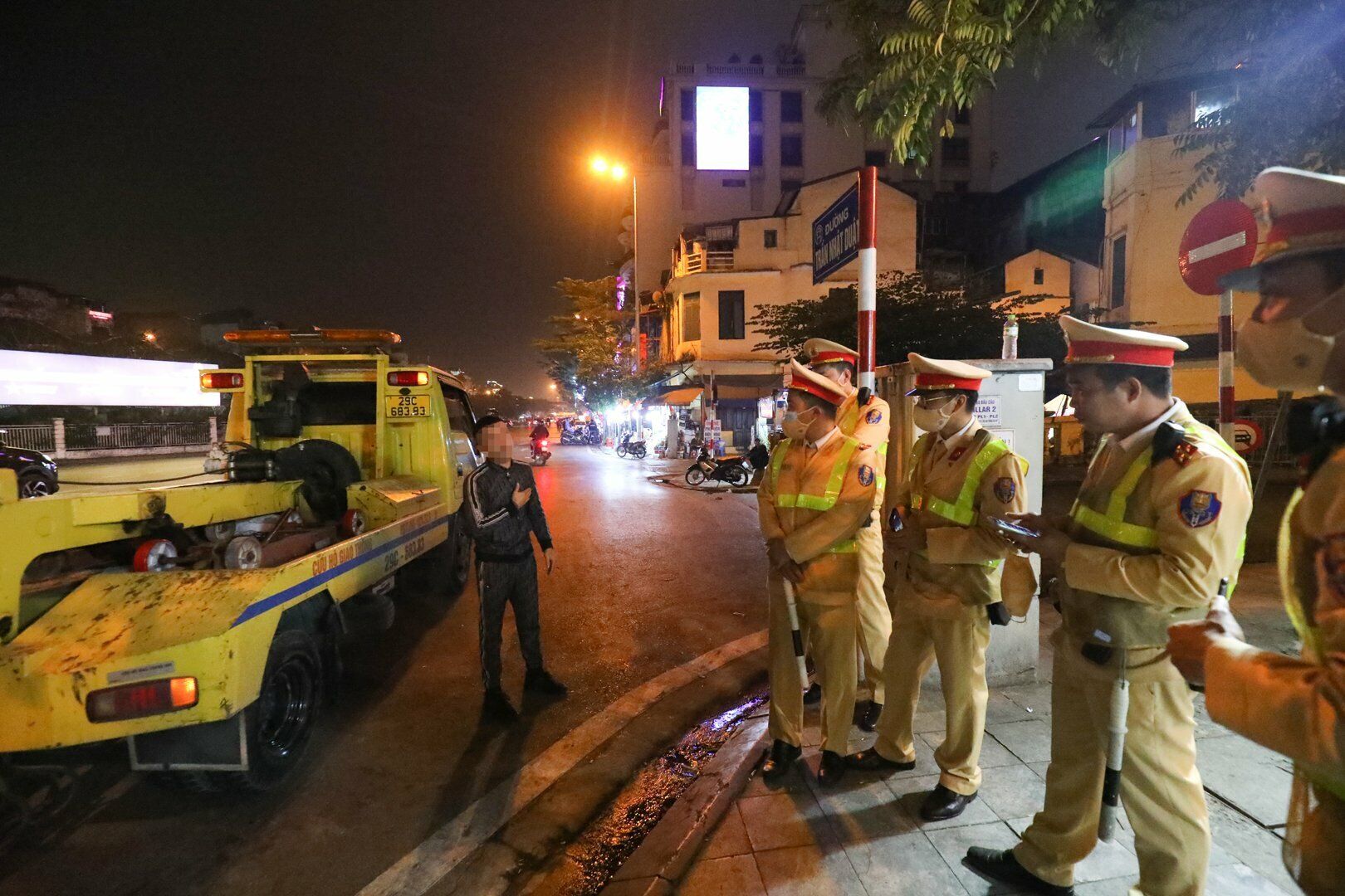 Mọi hành vi, lời nói của lái xe này đều được người dân xung quanh chứng kiến và cho rằng đây là sự chây ì, cố tình không hợp tác.