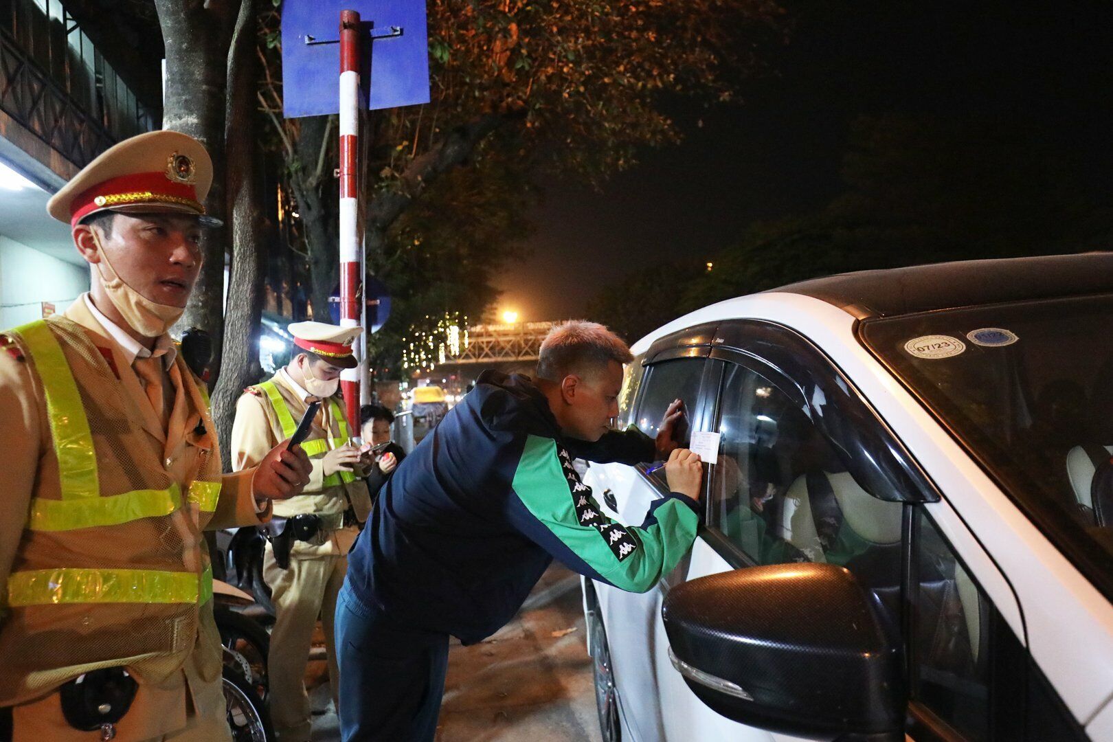 Sau đó, trước sự làm chứng của người dân, Tổ công tác đã thực hiện niêm phong và tạm giữ chiếc xe ô tô BKS 30G-847.XX do tài xế H. điều khiển theo đúng quy định.