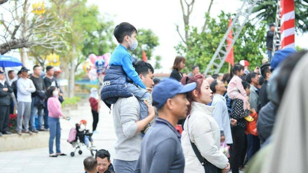 Nhiều người phải đứng ở tận ngoài xa để theo dõi những keo vật hấp dẫn.
