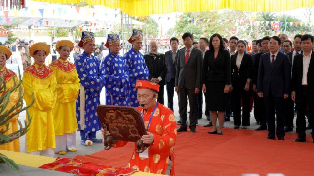 Hội thi nhằm thúc đẩy phong trào truyền dạy, tập luyện môn vật dân tộc. Đồng thời, bảo tồn, khôi phục và phát huy các giá trị văn hóa dân gian đặc sắc miền đất Dương Kinh (xưa), Kiến Thụy ngày nay. Ảnh: Các lãnh đạo địa phương thực hiện nghi thức khai hội thi.