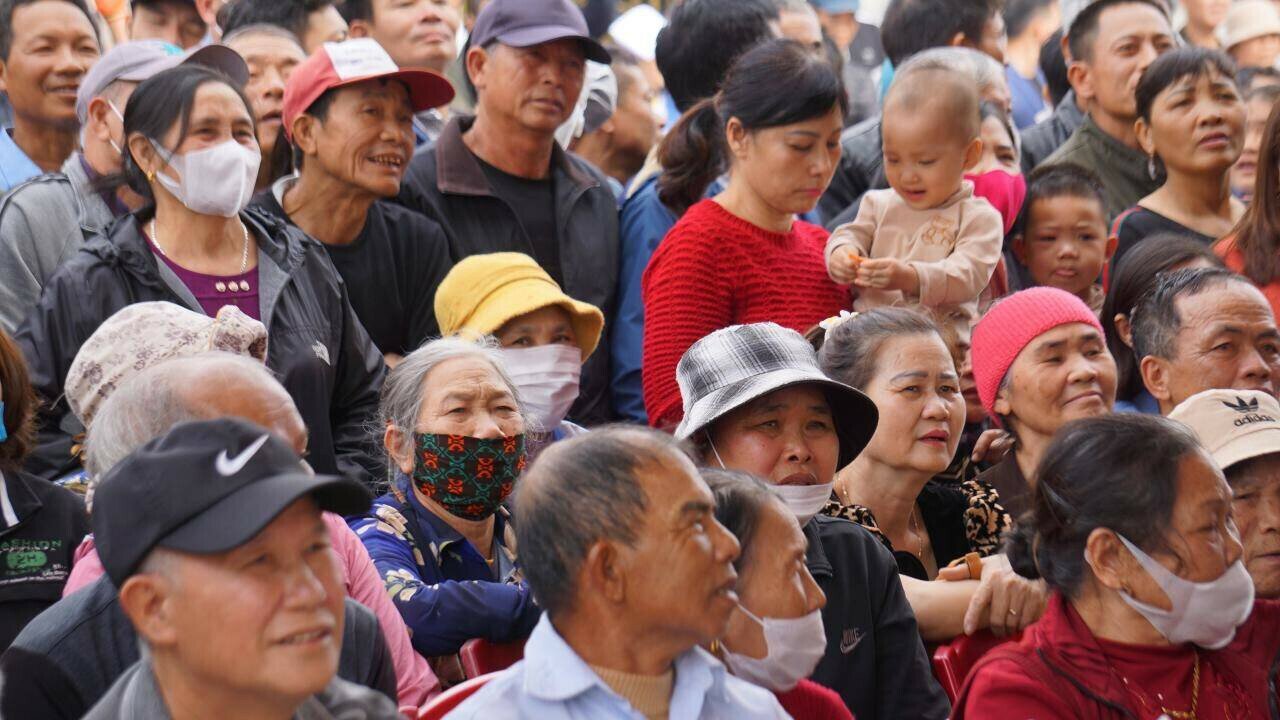 Hội thi Vật dân tộc đã thu hút đông đảo khán giả địa phương và các nơi khác tới xem và cổ vũ nhiệt tình cho các đô vật.