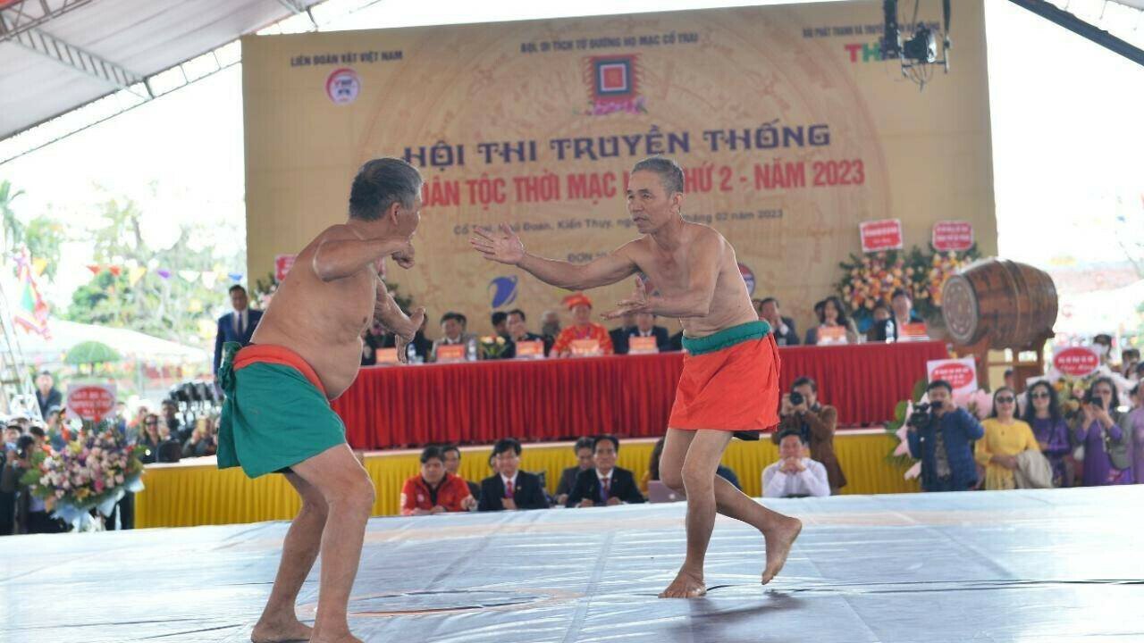 Mở đầu hội thi, hai Lão đô vật Phạm Văn Loa và Nguyễn Hồng Điều mô phỏng hoạt cảnh "Keo vật thiên mệnh" gợi nhớ thời khắc lịch sử khi trống kinh thành và loa triều đình xướng tên đô vật Mạc Đăng Dung chiến thắng, trở thành Võ Trạng Nguyên.