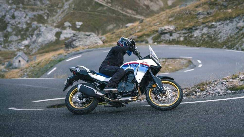 Xe được cung cấp 4 chế độ lái: Sport, Standard, Rain, Gravel và ngoài ra còn có Rider Mode