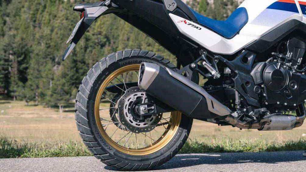 Hệ thống phanh trước là cụm đĩa đôi đường kính 310 mm, đĩa phanh sau đường kính 245 mm