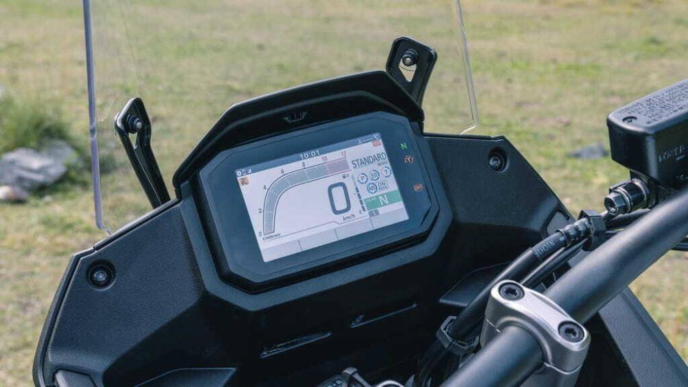 Honda trang bị cho XL750 Transalp 2023 màn hình TFT 5inch đi kèm tính năng Điều khiển bằng giọng nói (HSVC) khi kết nối với điện thoại thông minh