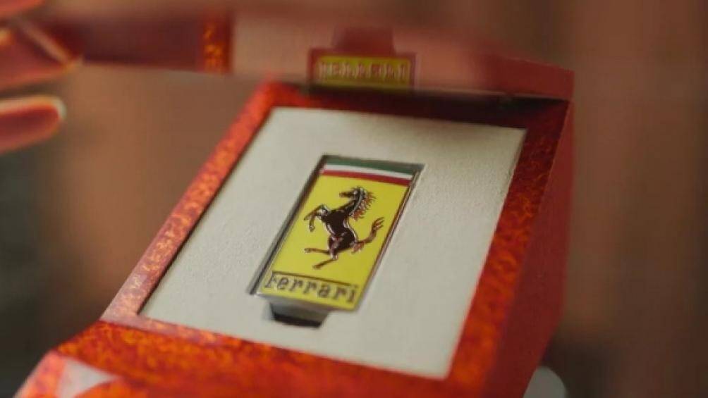 Khi sở hữu chiếc xe này, khách hàng còn được tặng kèm một hộp đựng xì gà bằng gỗ mun cùng hộp gạt tàn