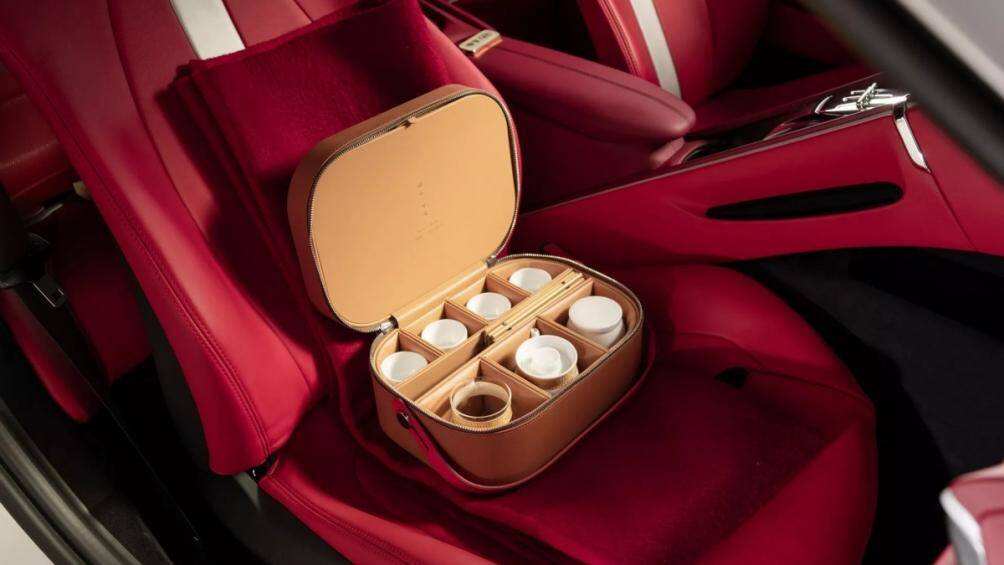 Các miếng kim loại được làm bằng vàng và ngọc bích được gắn trên hộp đựng chìa khóa