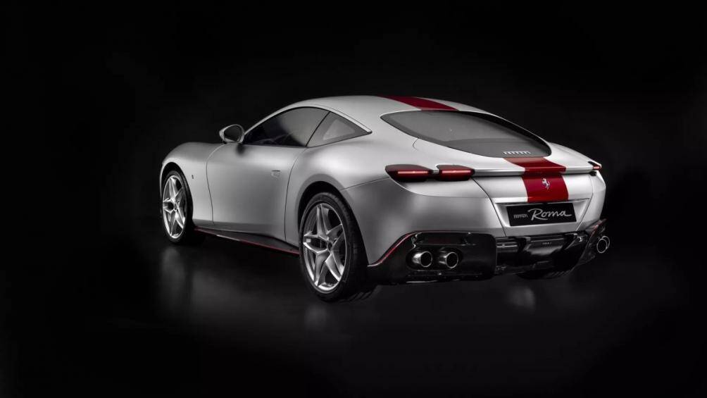 Chiếc xe được hoàn thiện trong màu Sanusilver Matte với các điểm nhấn khác lạ, như dải màu đỏ dọc nắp ca-pô và trên nóc xe