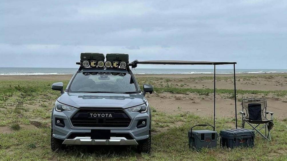 Điểm nổi bật của RAV Cross là cản trước được thiết kế lại phản ánh phong cách Adventure hầm hố của RAV4 đi kèm lưới tản nhiệt hình lục giác lớn hơn