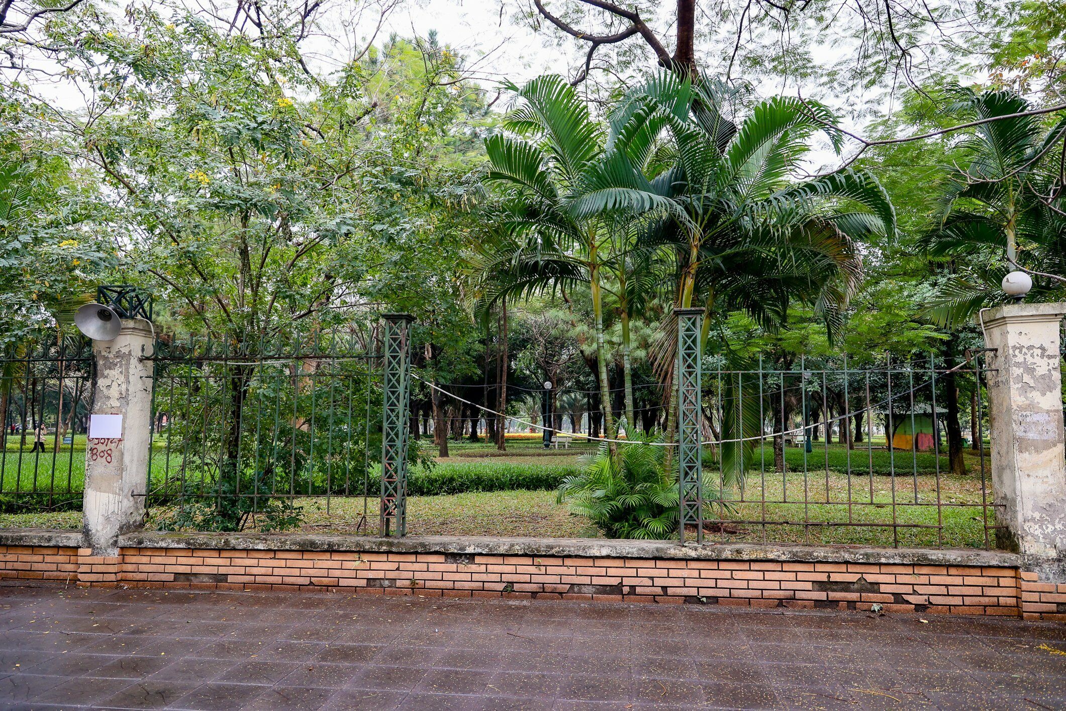 "Hiện tại chưa có kế hoạch dỡ rào chắn công viên Cầu Giấy để tạo hành công viên mở như công viên Thống Nhất. Việc tháo dỡ này chỉ nhằm bảo đảm an toàn cho người dân vì hàng rào đã xuống cấp", ông Hưng cho biết.