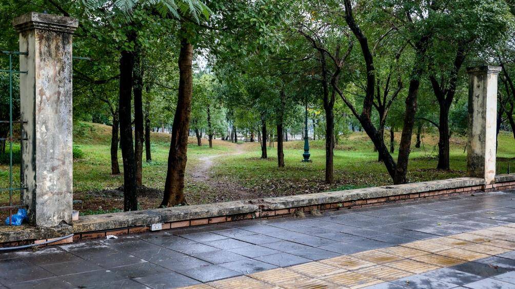 Trao đổi với PV Báo Giao thông, ông Nguyễn Đức Hưng, Giám đốc Ban Duy tu các công trình hạ tầng kỹ thuật đô thị (Sở Xây dựng TP Hà Nội) cho biết, nhận thấy hàng rào sắt công viên Cầu Giấy xuống cấp, có chỗ bị han gỉ nặng, thậm chí là nghiêng đổ nên đơn vị quản lý đã tháo ra nhằm bảo đảm an toàn.