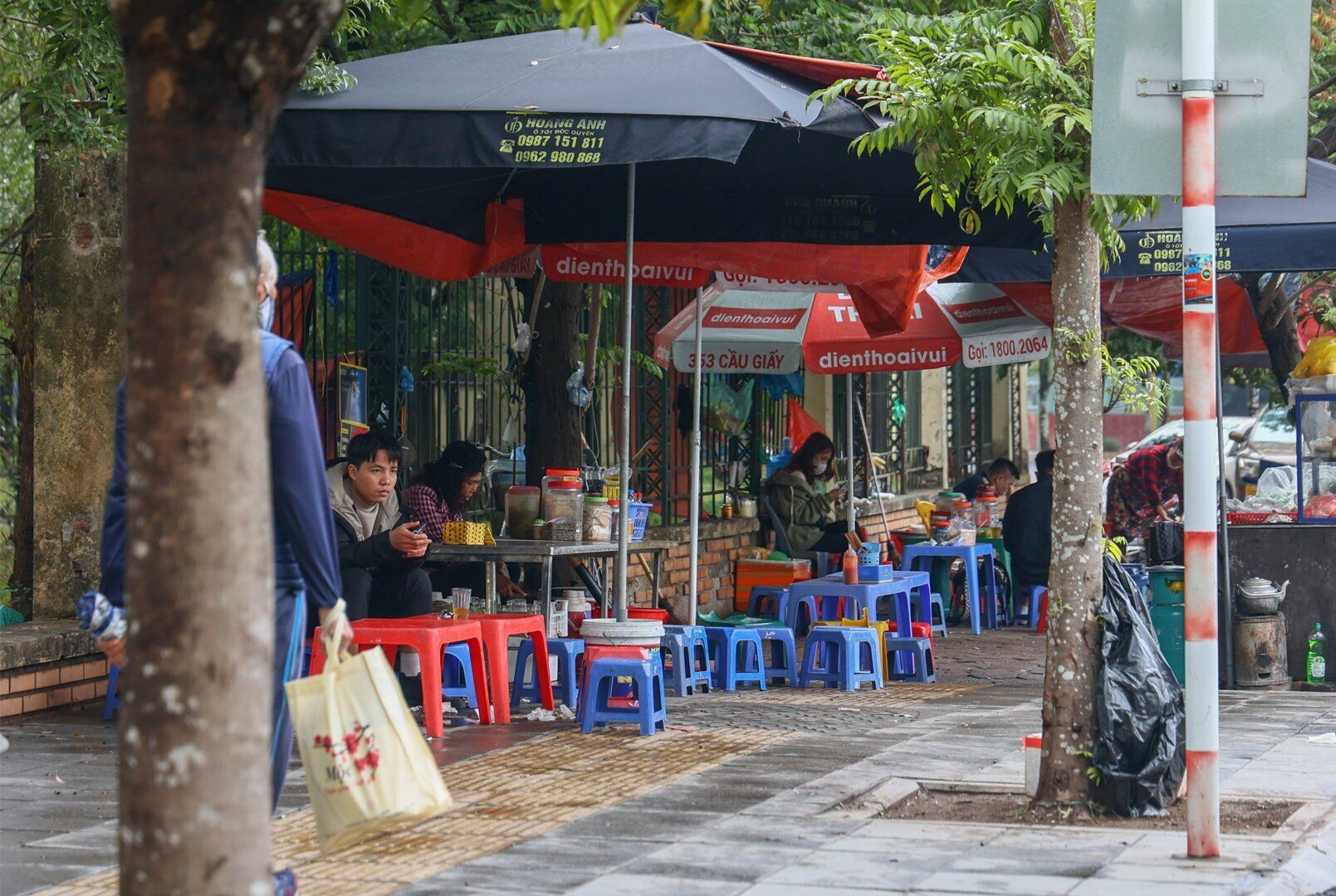 Ghi nhận thực tế cũng cho thấy, phía bên ngoài vỉa hè công viên Cầu Giấy bị chiếm dụng, trở thành bãi đỗ xe tự phát, hàng quán mọc lên khiến không gian trở nên nhếch nhác.