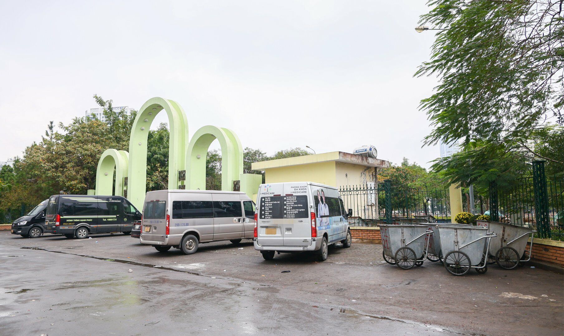 Trước cổng công viên Cầu Giấy đoạn trên đường Trương Công Giai, PV nhận thấy rất nhiều chiếc xe ô tô đỗ tại đây.