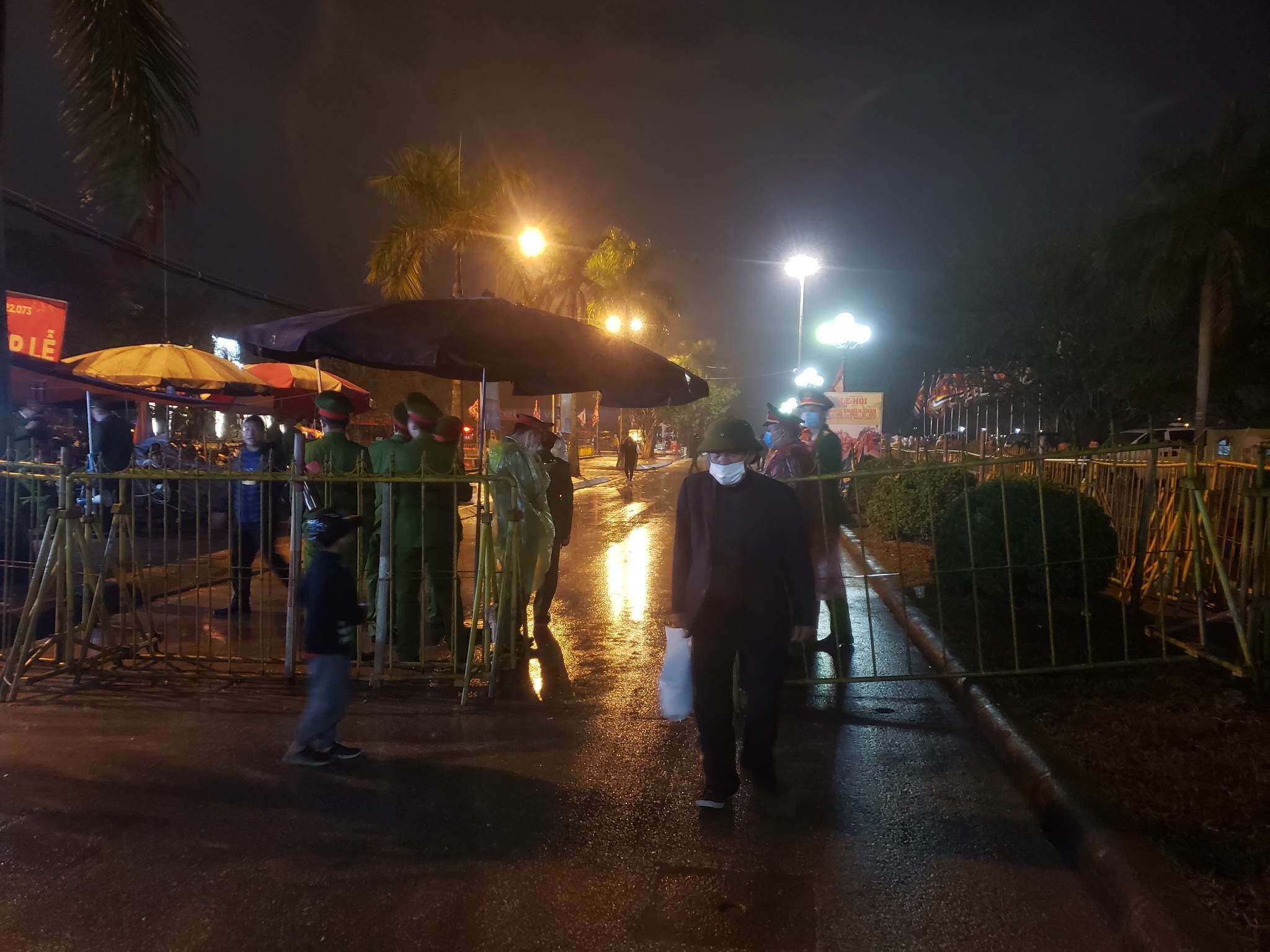 Theo thông báo của Ban tổ chức, từ 20h, lực lượng chức năng mời người dân và du khách thập phương ra ngoài để làm lễ khai ấn và đến 5h sáng ngày 5/2 bắt đầu phát ấn.