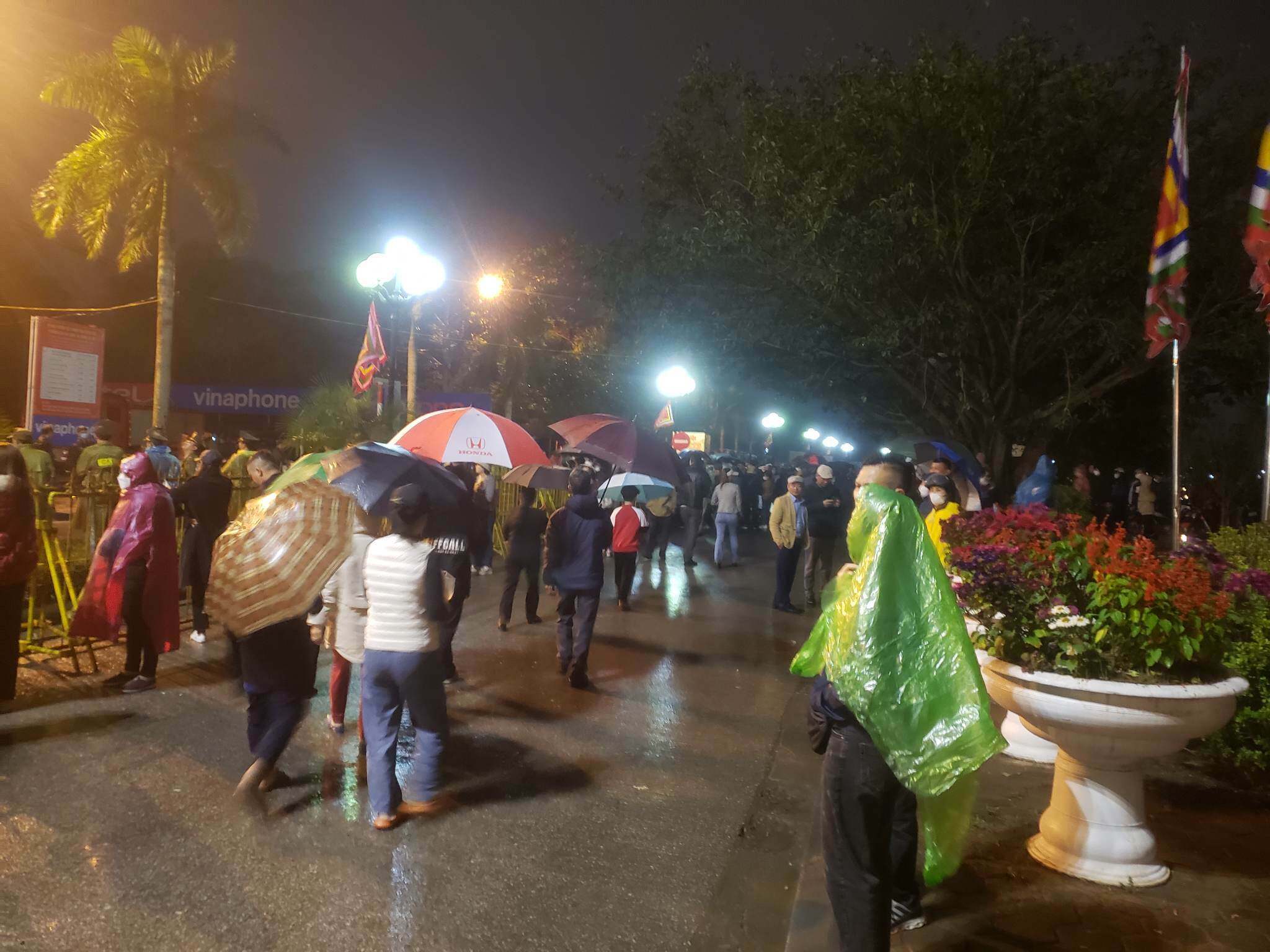 Ở phía ngoài, dòng người vẫn tiếp tục đổ về khu vực sẽ tổ chức lễ khai ấn dù barie đã đóng lại.