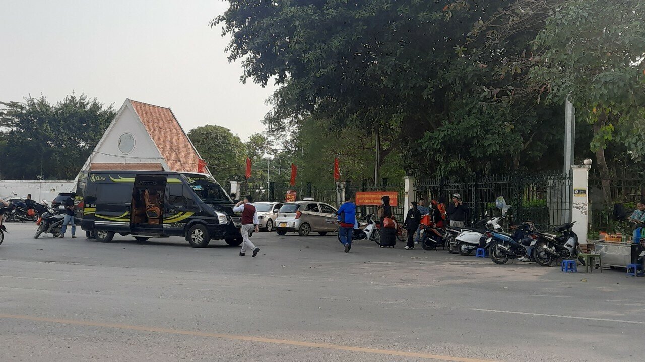 Tương tự, tại cổng chính của công viên Cầu Giấy trên phố Thành Thái cũng trở thành "bến xe" của những chiếc limousine chở khách.