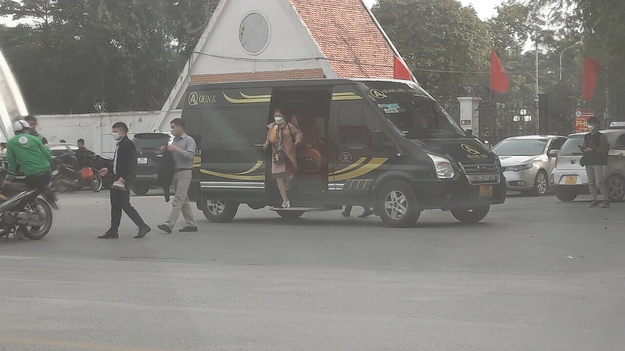 "Cổng công viên Cầu Giấy ngày nào cũng có rất nhiều xe ô tô dừng đỗ, nhiều xe limousine đón trả khách", anh Lê Đức Anh, ở phường Dịch Vọng, quận Cầu Giấy cho biết.