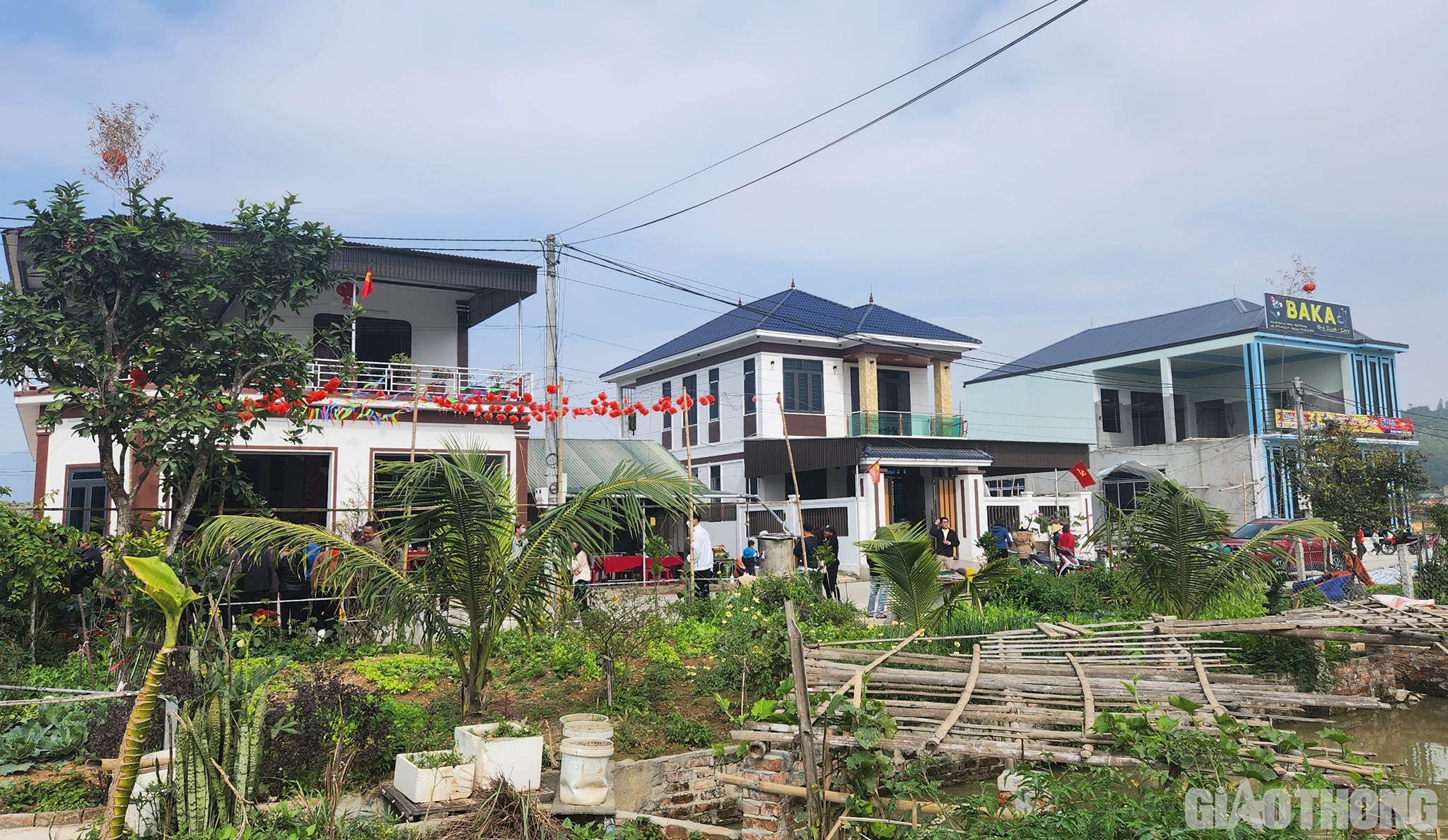 Nằm giữa những làng quê thanh bình, những dãy nhà cao tầng, khang trang, hiện đại mới mọc lên khiến người ta nghĩ đến những khu đô thị mới xa hoa.