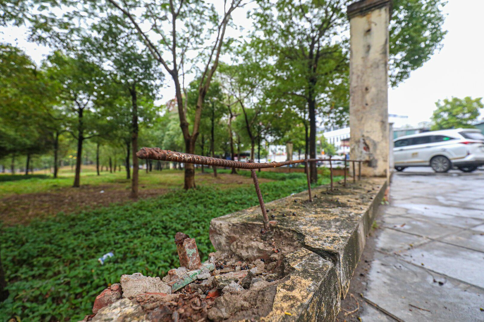 Có đoạn, việc tháo dỡ để lại những thanh sắt, gạch vữa ngồn ngang.