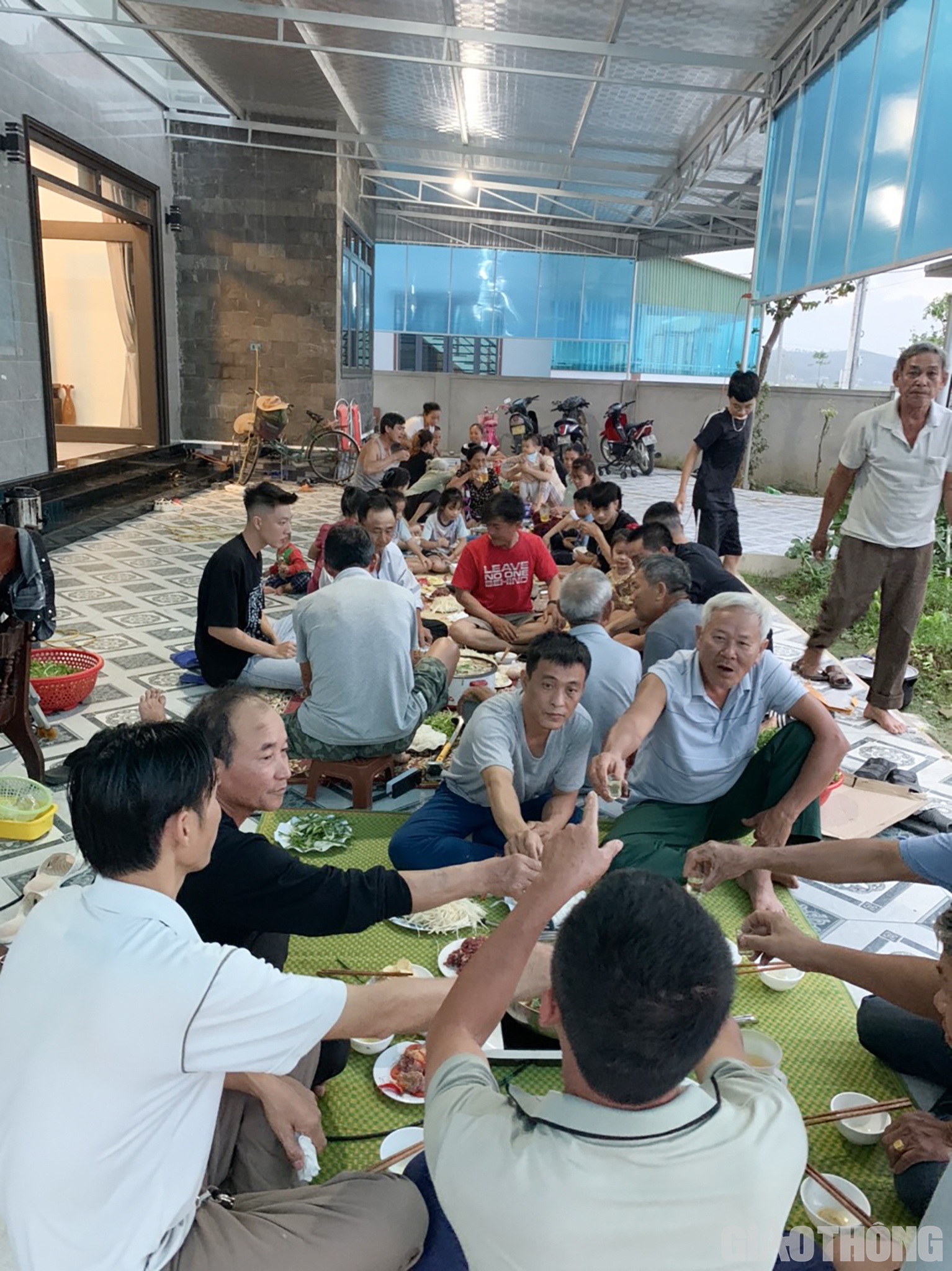 Anh Thắng đưa cho chúng tôi xem hình ảnh bữa cơm Tất niên vui vẻ, đầm ấm của bà con xóm mới. “Ngày xưa, do ông bà ở lâu đời nên đường sá khá chật chội, hai xe ô tô con không thể tránh nhau. Nay hạ tầng đường, điện đường xây dựng khang trang, rộng rãi. Riêng đường thì 2 xe ô tô tránh nhau thoải mái nên công việc chạy xe dịch vụ của anh cũng thuận tiện nhiều. Ngoài ra, quá trình triển khai thi công, gia đình cũng được hỗ trợ thuê nhà ở trong 6 tháng, với mức hỗ trợ là 1 triệu đồng/ tháng", anh Thắng nói.