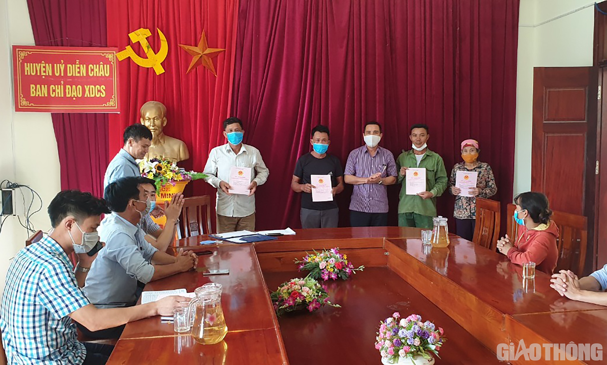 “Khu tái định cư ở Diễn Châu Dự án thành phần Diễn Châu - Bãi Vọt là khu tái định cư đầu tiên của tỉnh mà người dân được nhận giấy chứng nhận quyền sử dụng đất ở nơi ở mới. Toàn bộ quá trình này được hội đồng bồi thường, GPMB của huyện làm giúp và sau đó trao tận tay cho người dân. Việc hỗ trợ này giúp dân cảm thấy an tâm mà sớm chuyển đi, nhường đất cho dự án. Đây là một bài học lớn mà địa phương rút ra cho các dự án sau này", ông Hiên cho biết thêm.