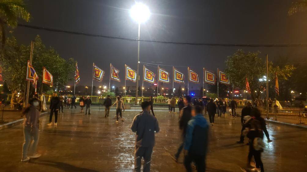 "Mặc dù trời mưa nhưng chúng tôi vẫn ở lại đến sáng mai để chờ đến giờ phát ấn. Không biết ngủ ở đâu thì chúng tôi tranh thủ ngồi rồi chợp mắt cho đỡ mệt", bác Tú, đến từ TP Thái Bình nói.