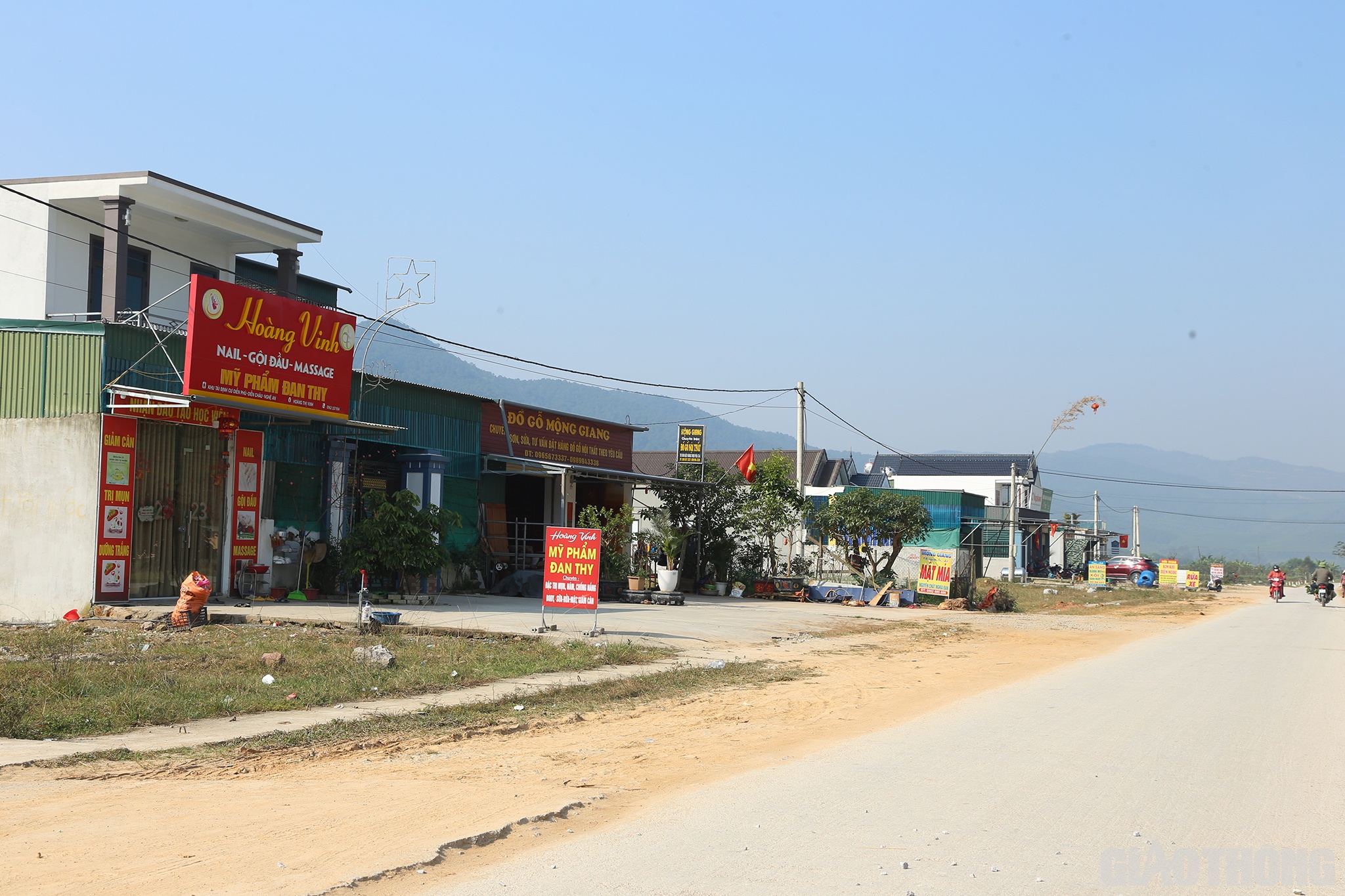 Tương tự, một cuộc sống mới đã và đang hiện hữu ở  khu tái định cư Dự án cao tốc Bắc - Nam đoạn qua xã Diễn Phú, huyện Diễn Châu. Bằng chứng là có rất nhiều biệt thự cao tầng, những cửa hàng kinh doanh mọc lên trên khu tái định cư. Do nằm trên trục đường chính, gần trụ sở UBND xã, Trường mầm non, Tiểu học, chợ… nên việc kinh doanh của người dân nơi đây rất thuận lợi.