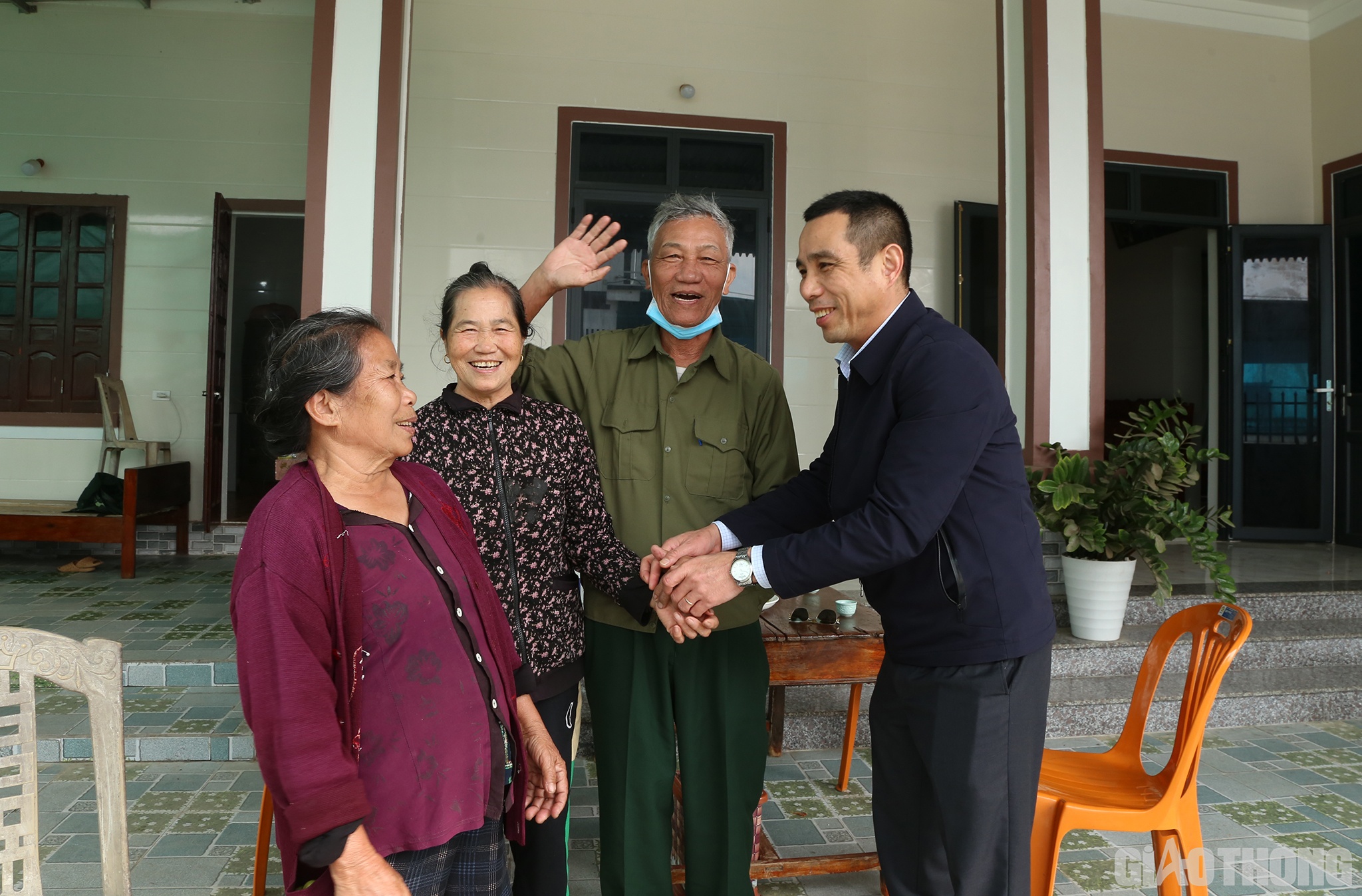 Ông Lê Mạnh Hiên - Phó Chủ tịch UBND huyện Diễn Châu, cho biết: Dự án thành phần Diễn Châu - Bãi Vọt đoạn qua địa bàn huyện Diễn Châu có 4 khu tái định cư, với hơn 150 hộ dân. Từ quá trình khảo sát, định giá đất cho đến việc bốc thăm chọn chỗ ở mới được hội đồng bồi thường, GPMB huyện thực hiện khách quan, dân chủ và công bằng. Đến nay, tại các khu tái định cư, người dân đều vui vẻ, phấn khởi mà không có khiếu kiện, khiếu nại gì. Và đặc biệt là đúng theo tinh thần chỉ đạo của Thủ tướng Chính phủ nơi ở mới tốt hơn nơi ở cũ. (Trong hình là cảnh người dân vui mừng khi Phó Chủ tịch huyện Diễn Châu Lê Mạnh Hiên lên thăm nơi ở mới)
