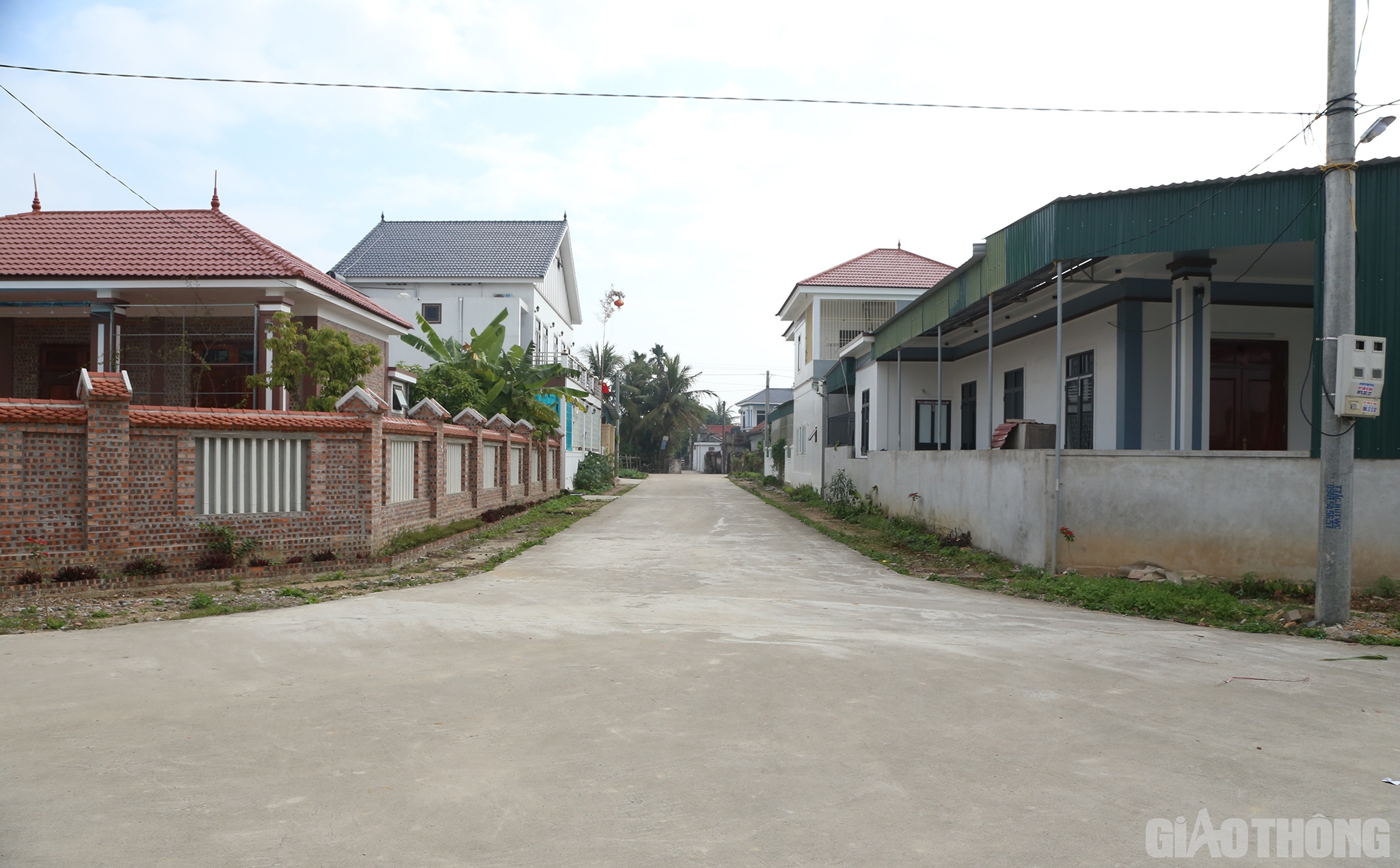 Cũng như gia đình anh Thắng, gia đình thương binh Võ Văn Toản (72 tuổi, ở xóm 7, xã Diễn Cát, huyện Diễn Châu, tỉnh Nghệ An) cho biết: Trước đây, nơi ở cũ, gia đình ông bà có 792m2 đất ở cuối đường, lại đường nhỏ, chỉ 1 xe ô tô vào được. Nay ở khu tái định cư, gia đình cũng được cấp 792m2 nhưng lại có 2 mặt tiền, đường sá rộng thênh thang. Ngoài ra, hạ tầng điện, cống thoát nước, nước sạch cũng được đầu tư bài bản, đồng bộ.