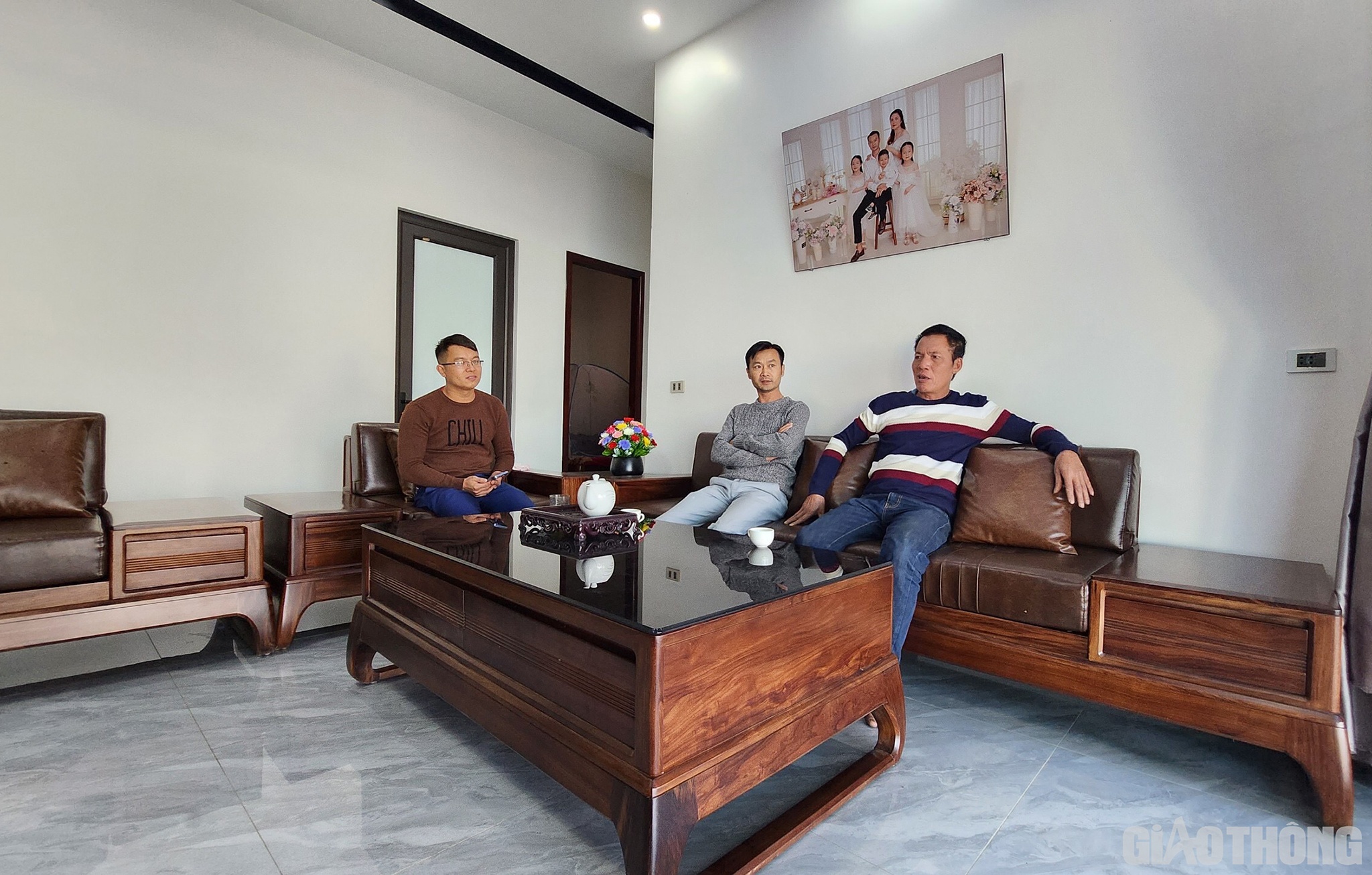 Đưa PV đi thăm quan 1 vòng căn biệt thự sân vườn, anh Phạm Tất Thắng (ở xóm Phú Điền, xã Hưng Thành, huyện Hưng Nguyên, tỉnh Nghệ An) cho biết: Ngôi nhà này gia đình anh mới khánh thành vào trước Tết Nguyên đán. Khu tái định cư mới cách chỗ cũ chỉ 300 - 400m theo đường chim bay, lại toàn là bà con lối xóm cũ nên hòa đồng rất nhanh.