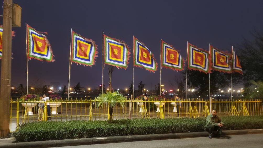 Để đảm bảo trật tự an ninh, lực lượng chức năng đã lắp đặt hàng rào và cử các cán bộ, chiến sĩ để kiểm soát người ra/vào,