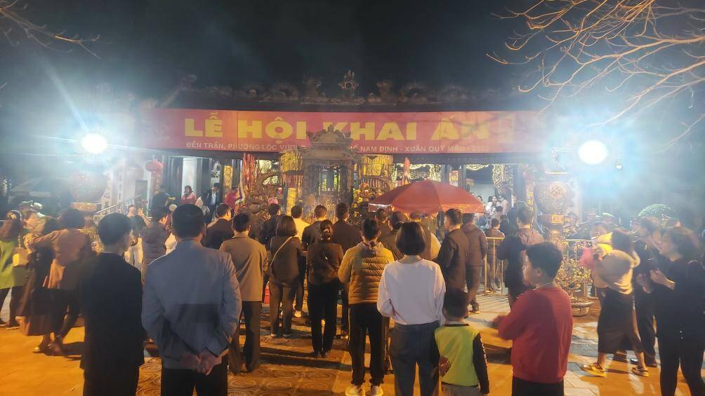 Chưa đến giờ khai ấn, nhưng từ chiều 4/2 (tức 14 tháng giêng), người dân đã nườm nượp đổ về khu vực đền chính.