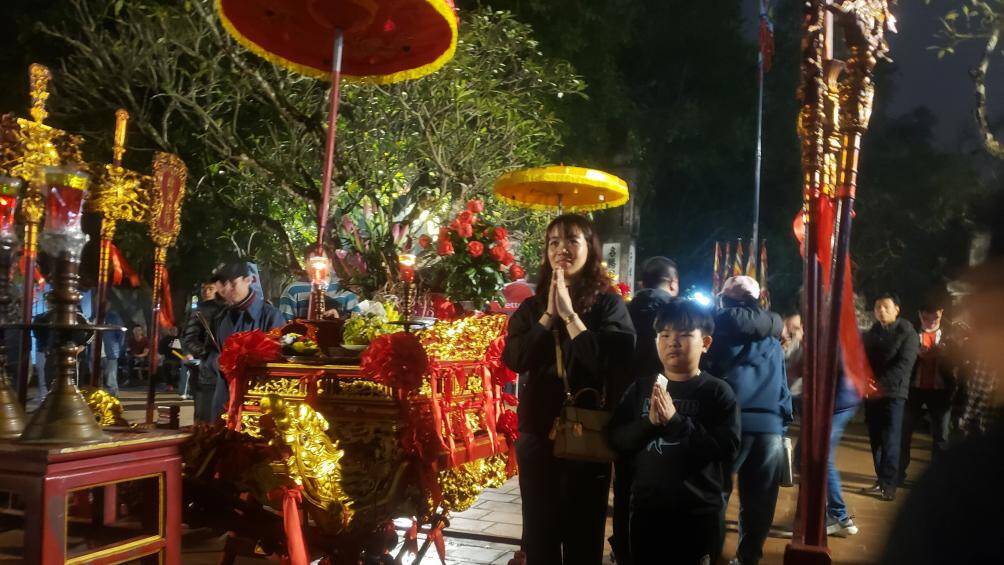 "Gia đình tôi về làm lễ tại đền Trần nhiều năm nay để cầu may mắn, bình an cũng như chờ đợi đến thời khắc khai ấn Đền Trần", chị Thu, người dân TP Nam Định cho hay.