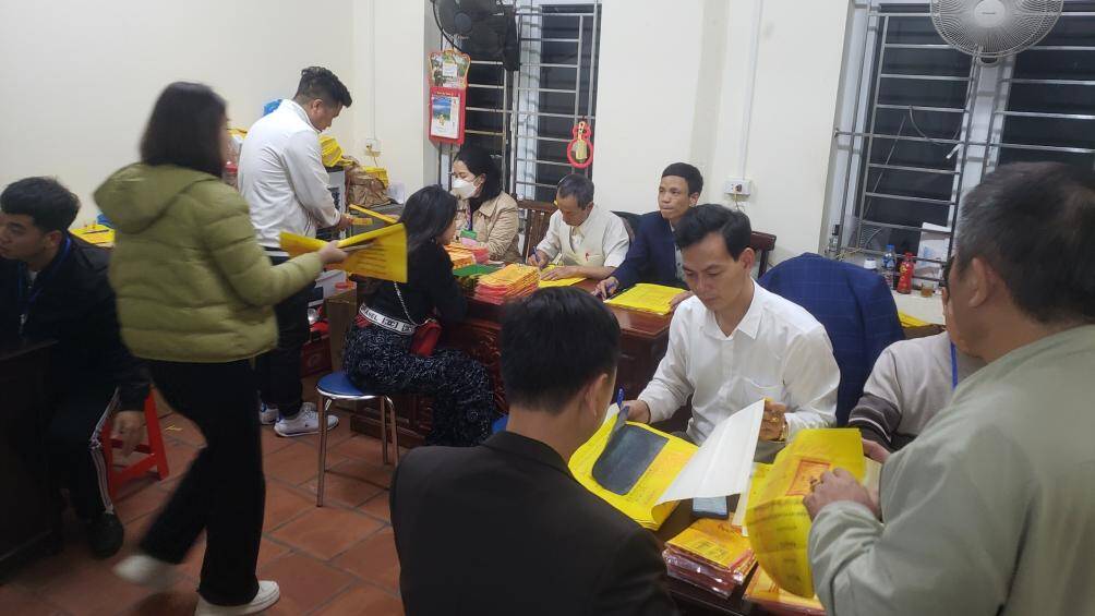 Người dân xếp hàng tại nơi viết sớ.