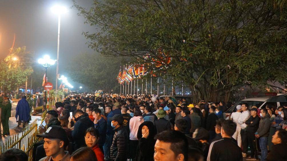 Khoảng 20h ngày 4/2, sau khi được thông báo, lực lượng chức năng đã mời người dân và du khách ra bên ngoài khu vực đền Trần chính để Ban tổ chức thực hiện lễ khai ấn.