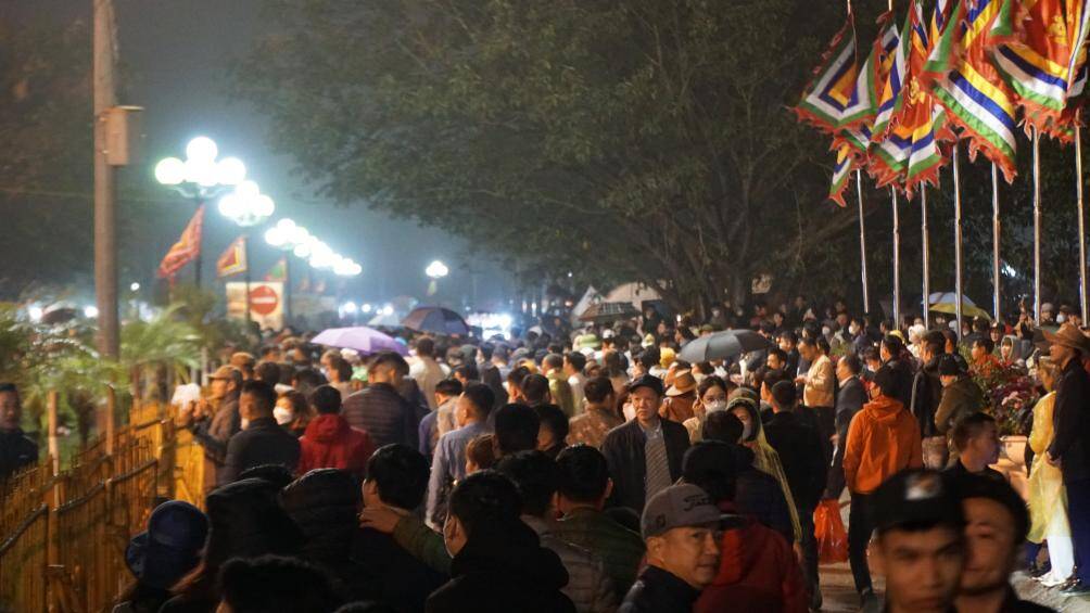 Cán bộ, chiến sĩ công an đã lập hàng rào, đứng chặn để không cho ai vào trong khu vực tổ chức lễ khai ấn.