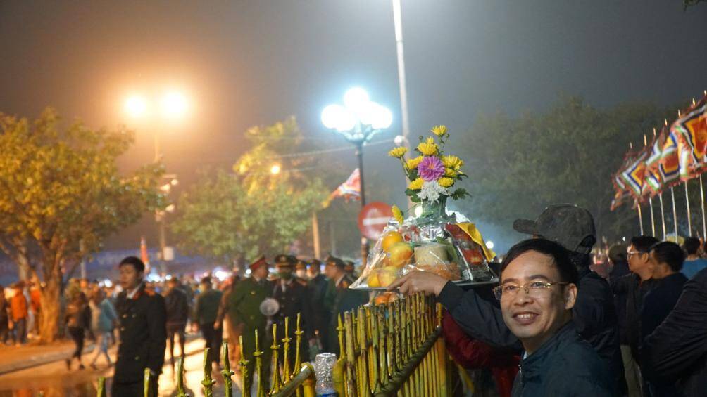 "Năm nay lượng người và du khách ít hơn nhiều so với mọi năm. Tôi mang lễ đến để sau khi khai ấn, sẽ là những người đầu tiên được nhận ấn đền Trần", anh Sơn, đến từ huyện Mỹ Lộc, Nam Định cho biết.