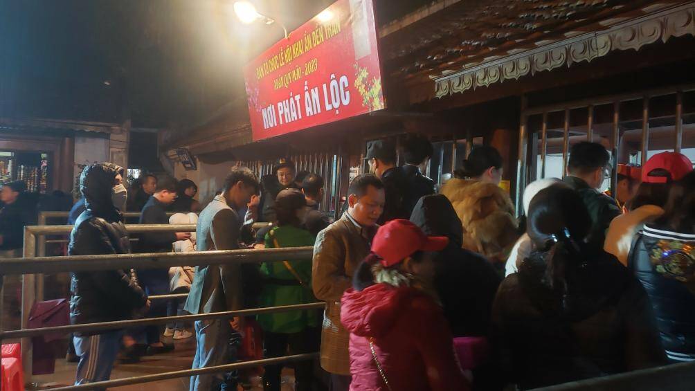 Do ngày lấy ấn vào thời điểm cuối tuần nên từ khoảng 7h, các khu vực lấy ấn tại đền Trần lại xuất hiện dòng người xếp hàng nhưng không xảy ra tình trạng chen lấn, xô đẩy.
