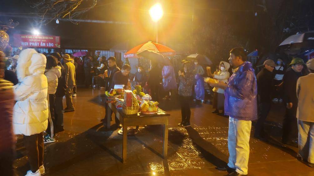 Đến khoảng 6h, khu vực lấy ấn đã thưa người hơn. Tuy nhiên, tại khuôn viên để dâng lễ thì người dân lại nườm nượp ra vào.